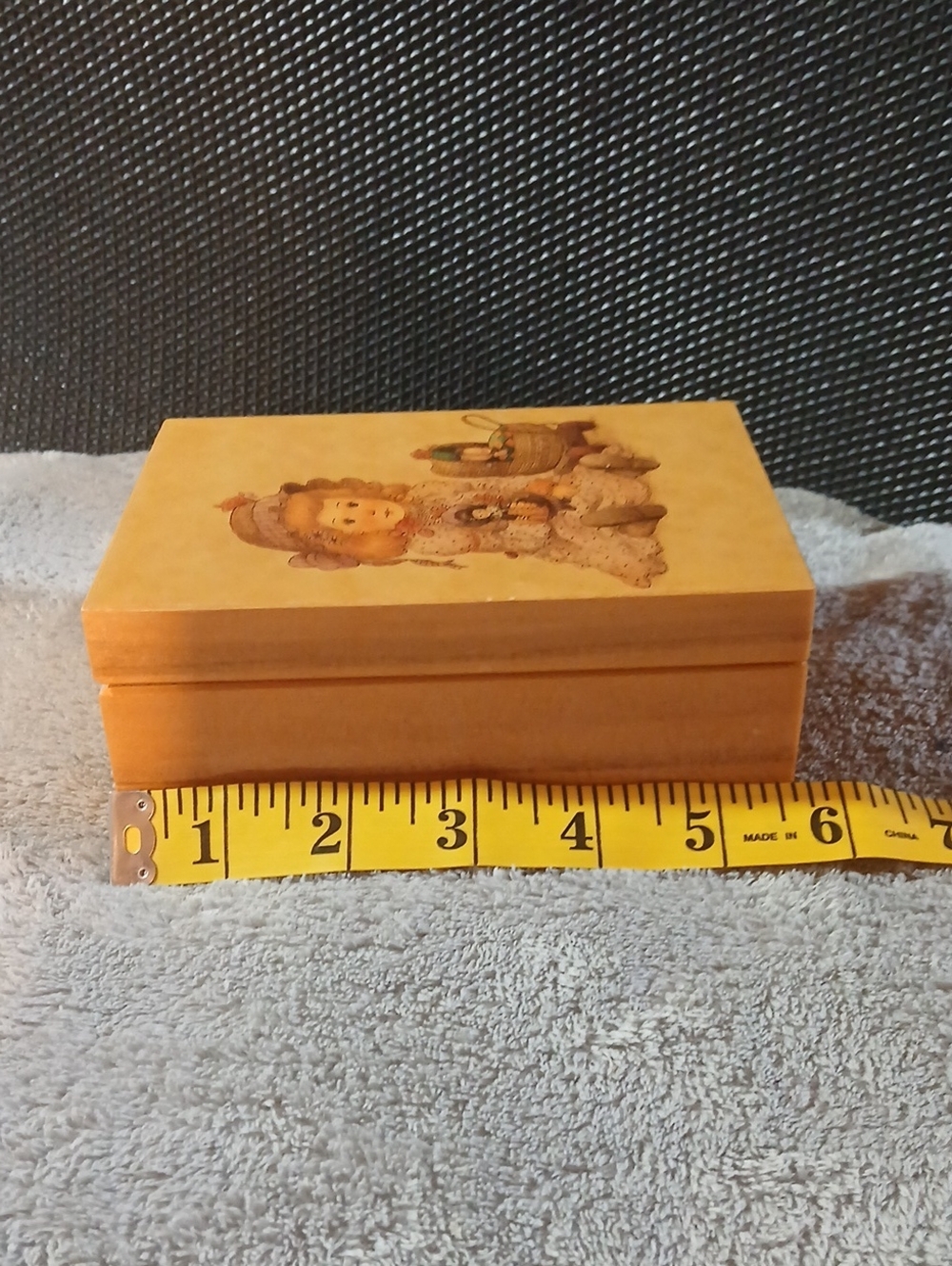 Vintage 1984 Music Jewelry Box Illustrated Doll Print Box in Warm Yellow - Picture 5 of 6